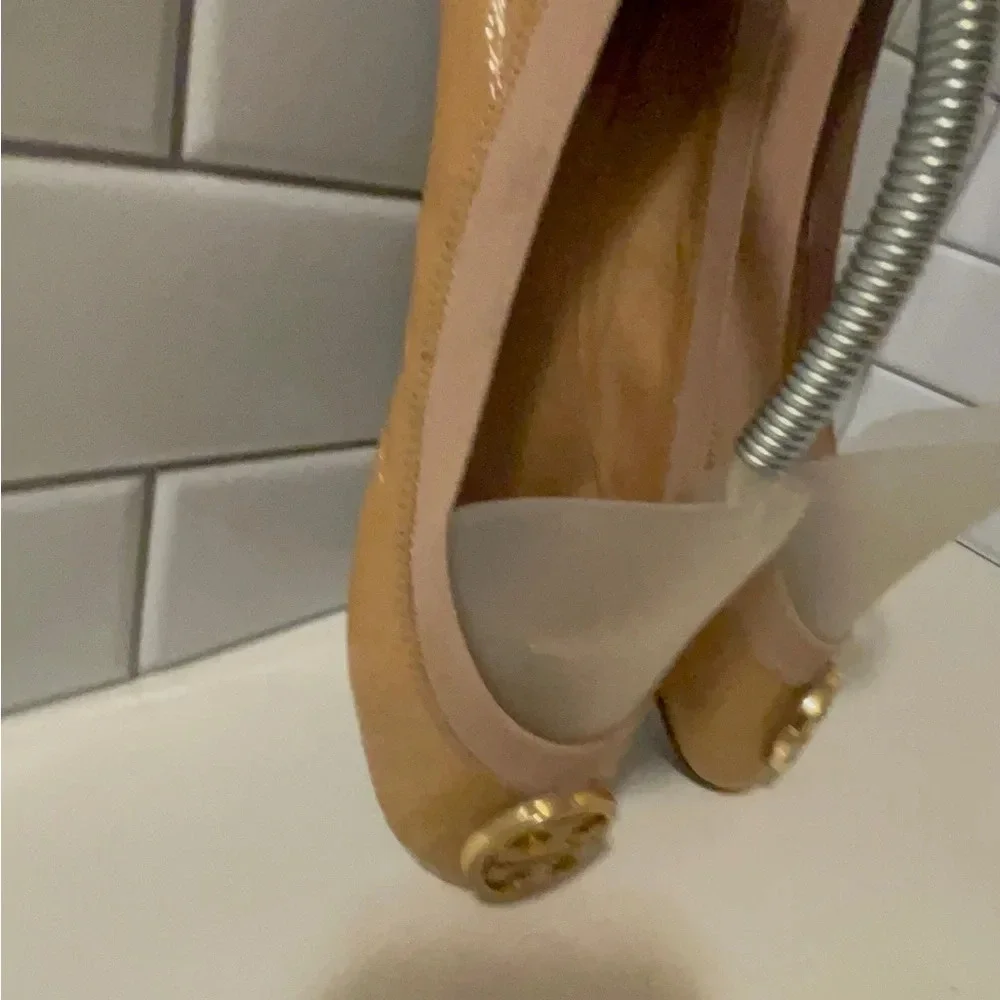 Tory burch tan color patent letter flat shoes
